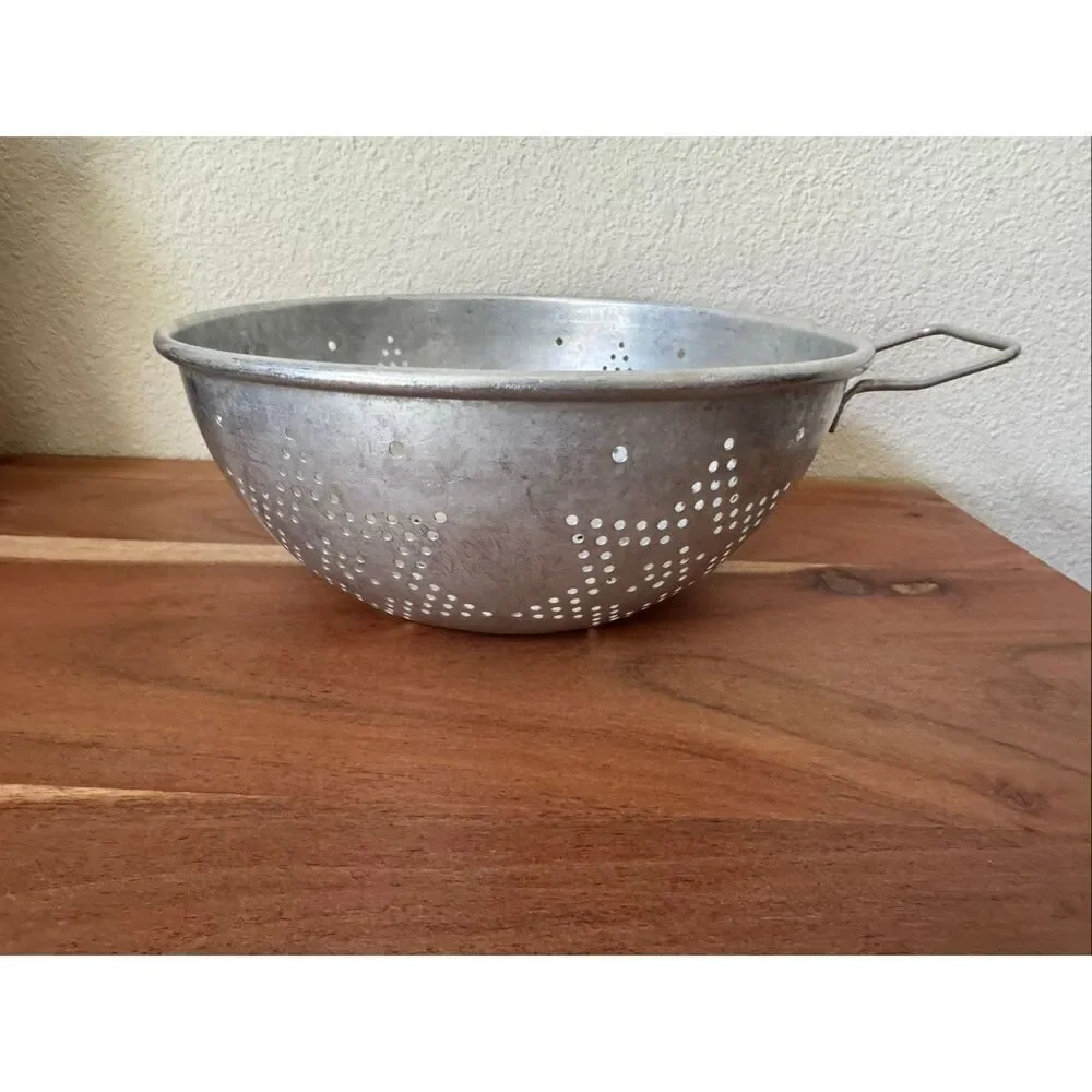 Starburst punched pattern 1950’s heavy gauge aluminum colander kitchen strainer